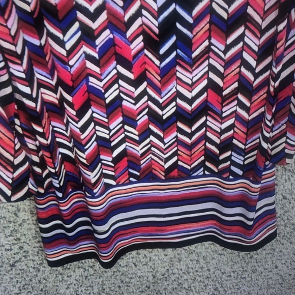 Women's Chevron Print Knit Top in Pink and Navy - Picture 6 of 8